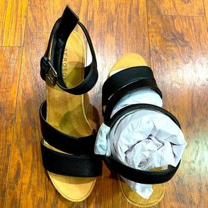 New in box aerosoles black platform espadrilles sandals